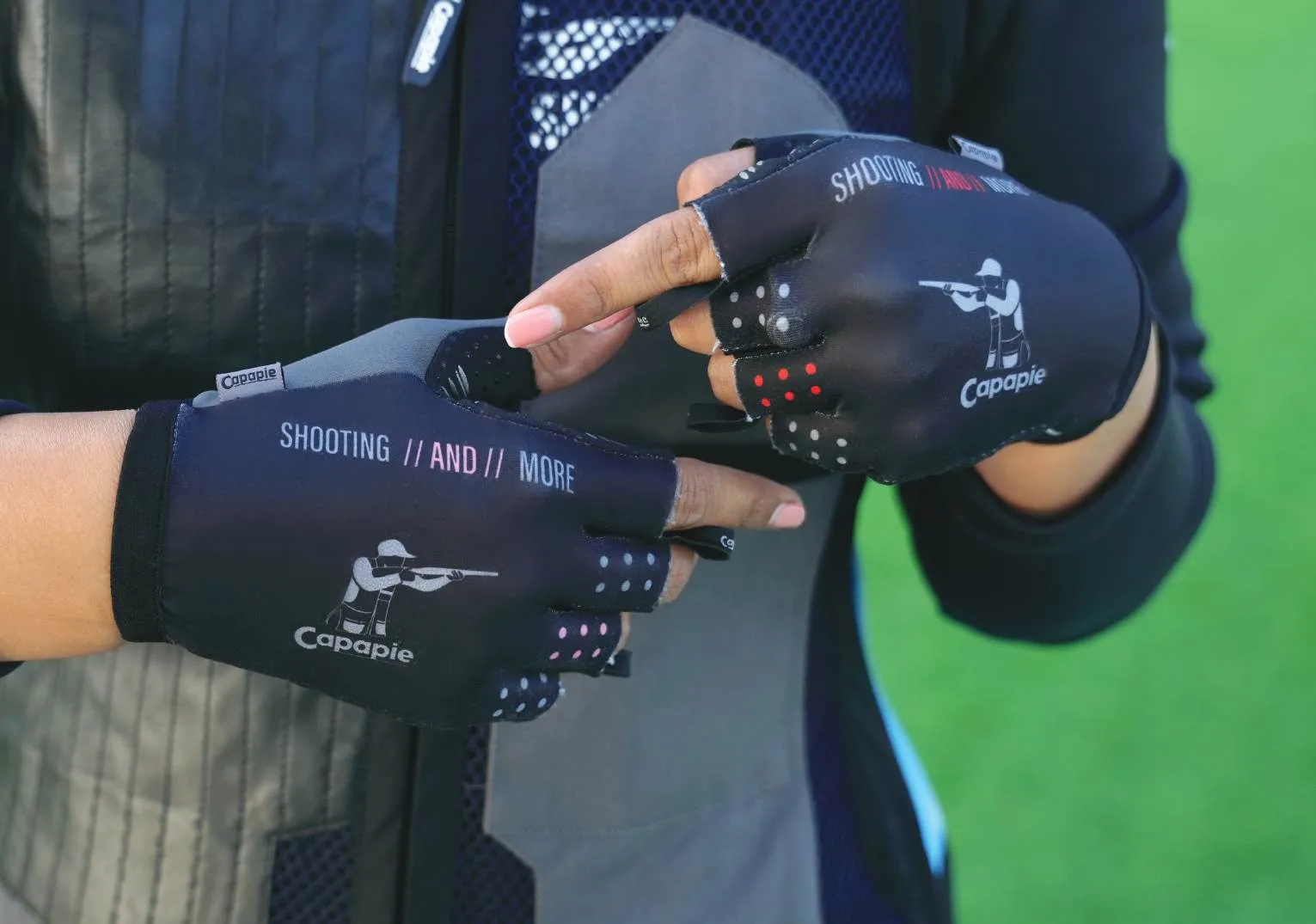 Shotgun shooter wearing Capapie Trap shooting gloves on the gun